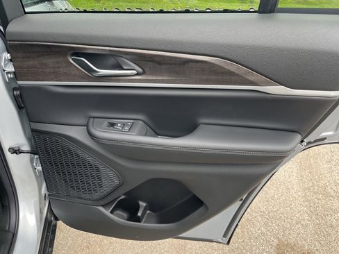 New 2025 Jeep Grand Cherokee Limited image 12