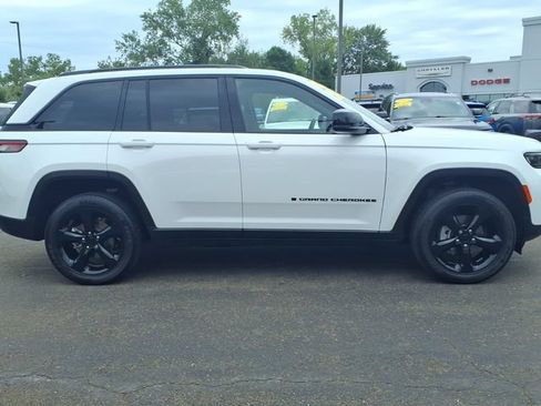 Certified 2023 Jeep Grand Cherokee Altitude AWD/4WD image 4