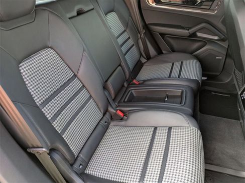 Used 2024 Porsche Cayenne S image 31