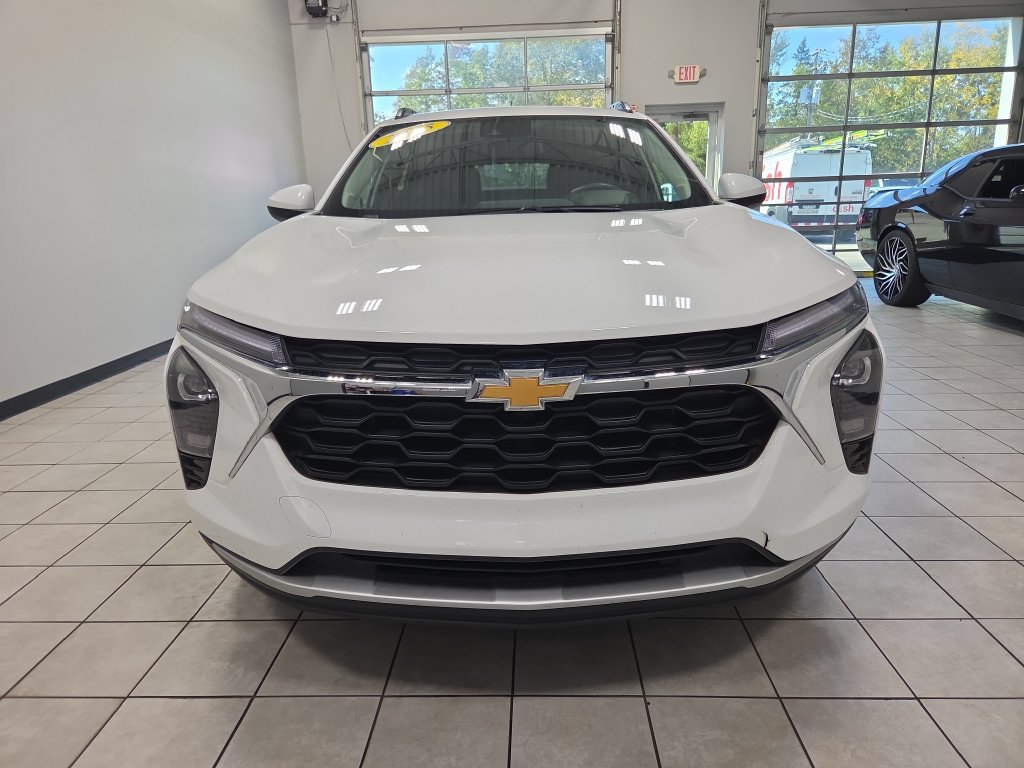 Used 2025 Chevrolet Trax LT w/ LT Convenience Package FWD image 2