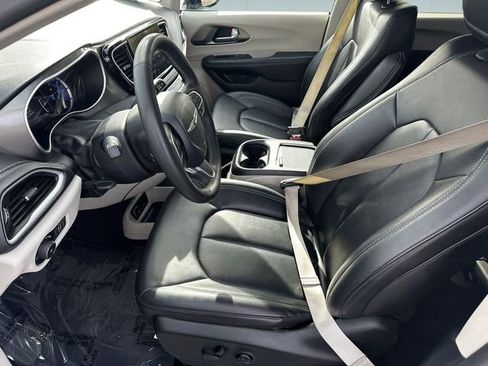 Used 2024 Chrysler Pacifica Limited FWD image 10