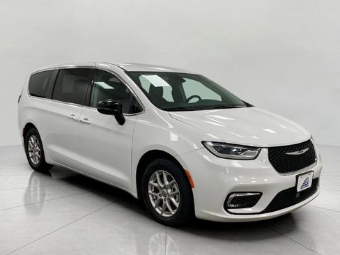 Used 2024 Chrysler Pacifica Touring-L image 1
