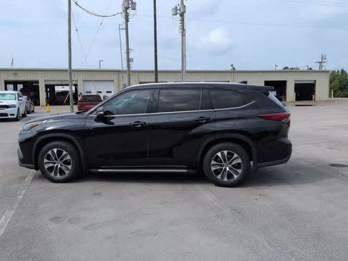 Used 2022 Toyota Highlander XLE FWD image 5