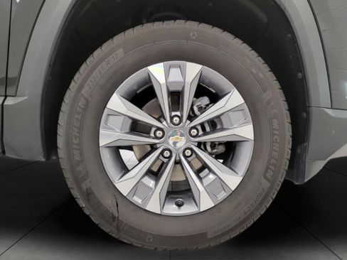 Used 2025 Chevrolet Equinox LT image 3