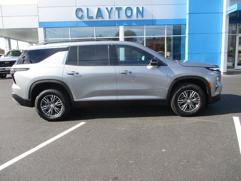 Used 2025 Chevrolet Traverse LT image 2
