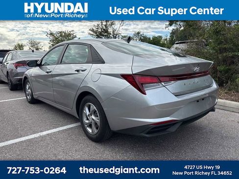 Used 2023 Hyundai Elantra SE w/ Cargo Package image 2