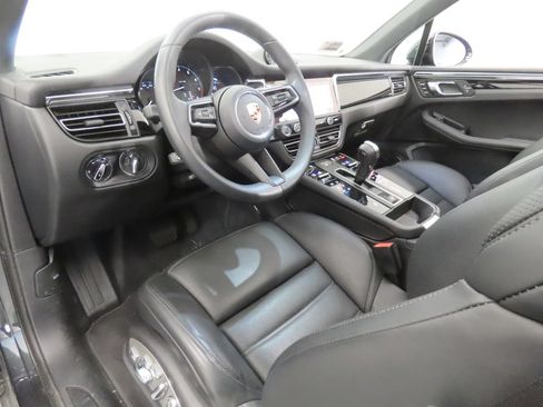 Certified 2026 Porsche Macan AWD/4WD image 4