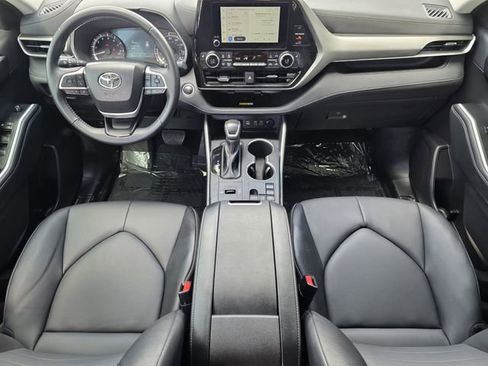 Certified 2025 Toyota Highlander XLE FWD image 23