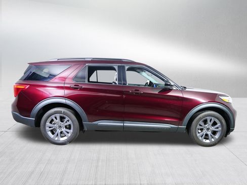 Used 2022 Ford Explorer XLT w/ Equipment Group 202A image 8