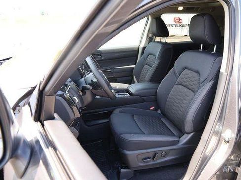 Used 2025 Nissan Pathfinder SV w/ SV Premium Package FWD image 10