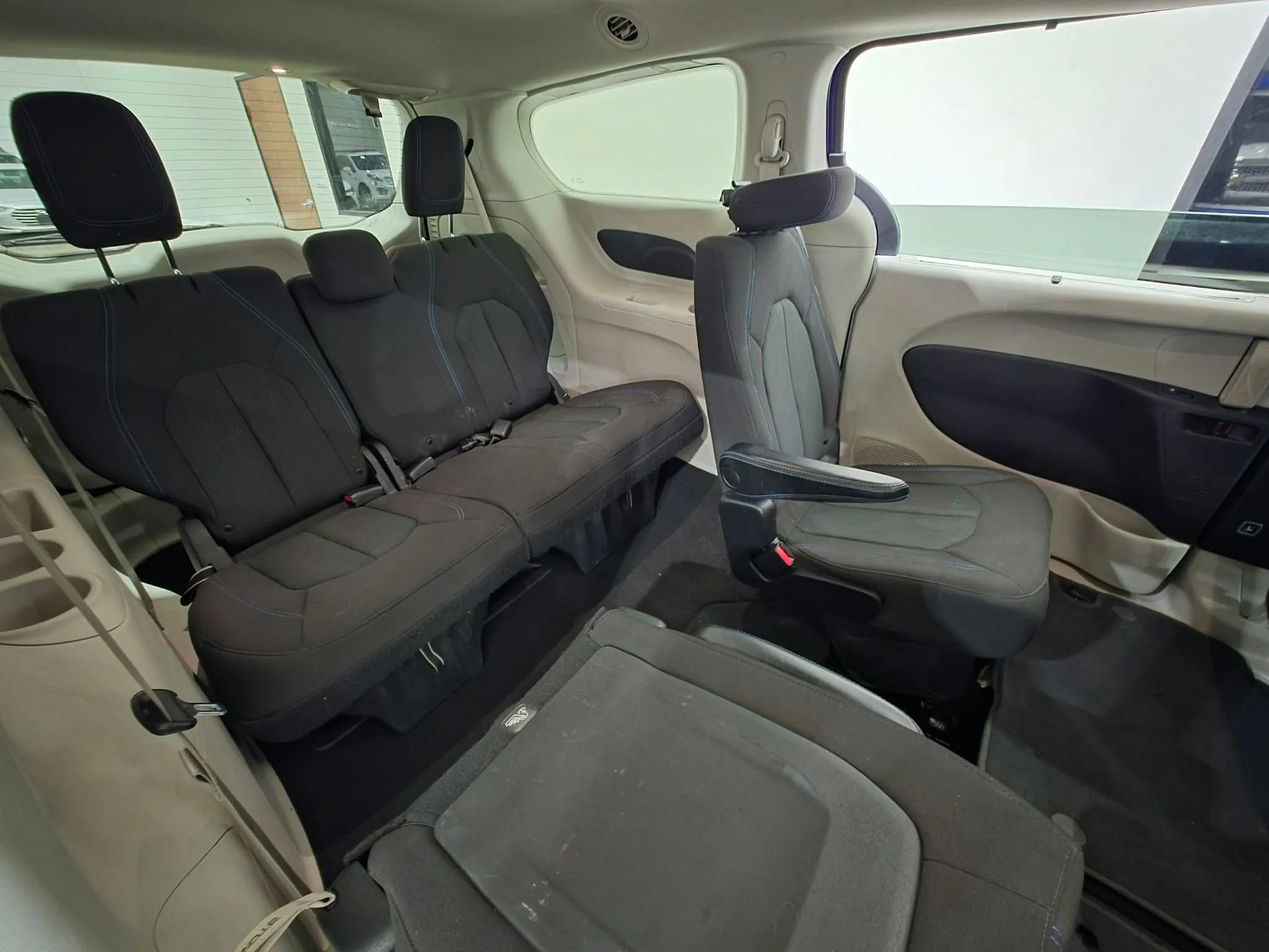 Used 2021 Chrysler Pacifica Touring w/ Cold Weather Group FWD image 15