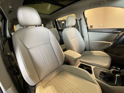 Used 2023 Volkswagen Tiguan SE w/ Panoramic Sunroof Package image 18