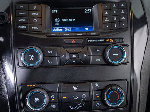 Used 2018 Ford Explorer XLT image 32