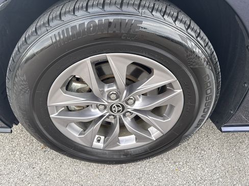 Certified 2024 Toyota Sienna XLE image 24