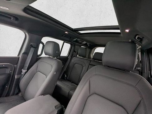 Used 2025 Land Rover Defender 110 X-Dynamic SE image 21