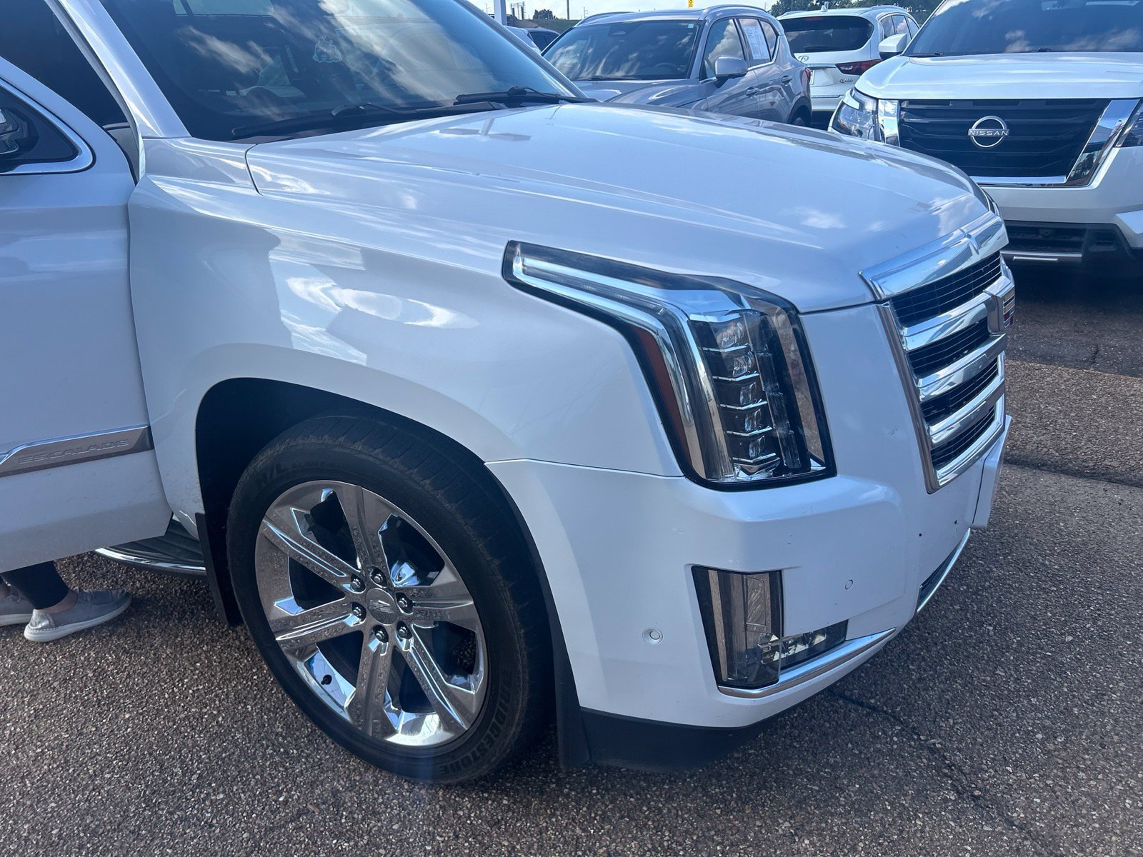 Used 2019 Cadillac Escalade Luxury AWD/4WD image 4