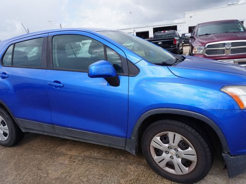 Used 2016 Chevrolet Trax LS w/ LPO, Cargo Package image 2