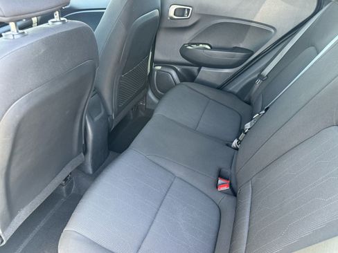 Used 2025 Hyundai Venue SE image 28