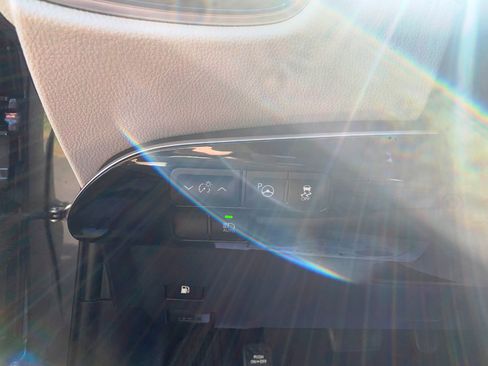 Used 2018 Toyota Prius Three Touring image 9