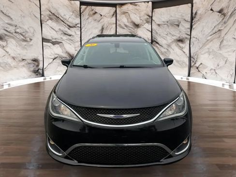 Used 2020 Chrysler Pacifica Touring-L FWD image 2