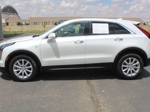 Used 2021 Cadillac XT4 Luxury w/ Cold Weather Package FWD image 8
