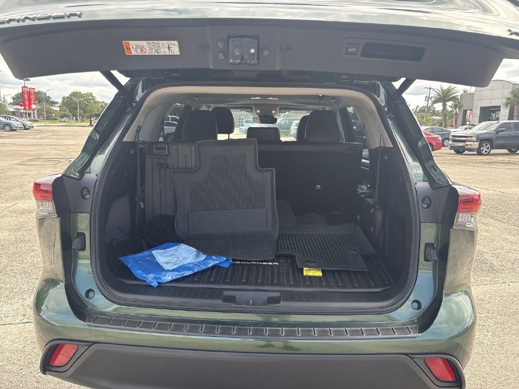 Used 2025 Toyota Highlander XLE FWD image 35