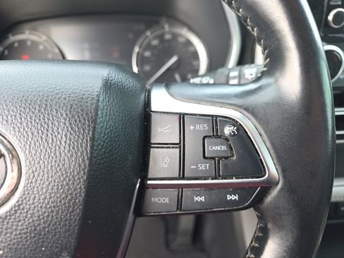 Used 2020 Toyota Highlander XLE image 19