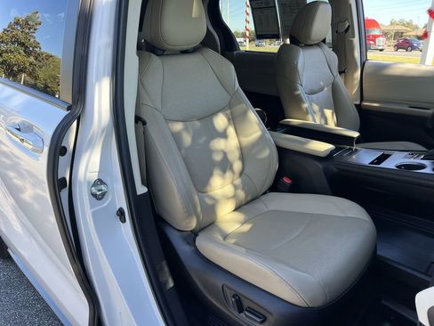Used 2024 Toyota Sienna Limited image 26