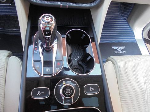 Used 2019 Bentley Bentayga AWD/4WD image 17