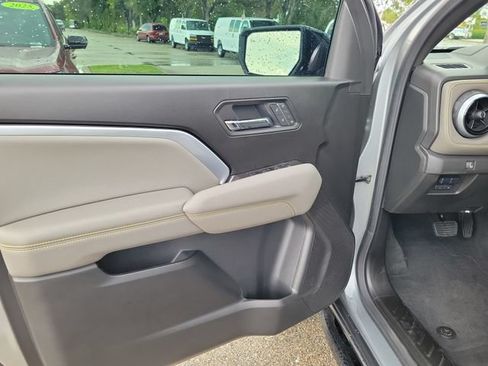 Used 2025 Chevrolet Colorado ZR2 w/ Technology Package AWD/4WD image 17