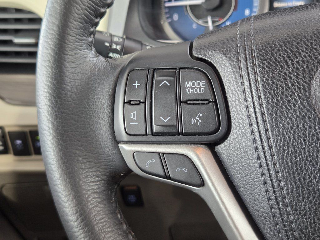 Used 2018 Toyota Sienna XLE w/ XLE Navigation Package FWD image 28