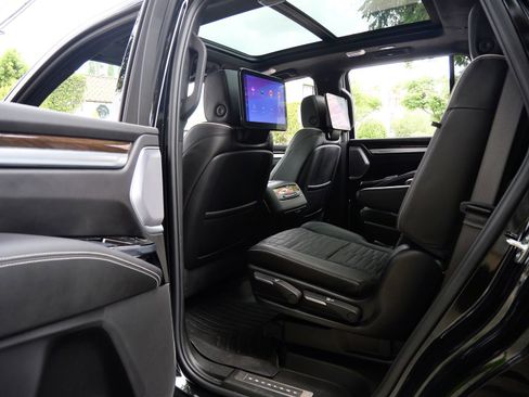 Used 2025 Cadillac Escalade Sport Platinum w/ LPO, ONYX Package AWD/4WD image 19