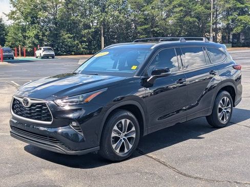 Used 2022 Toyota Highlander XLE FWD image 3