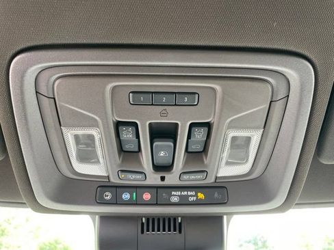 Used 2022 GMC Sierra 1500 SLT w/ SLT Convenience Package AWD/4WD image 27