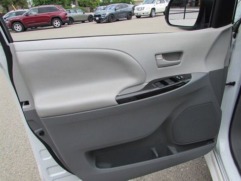 Used 2013 Toyota Sienna LE FWD image 7