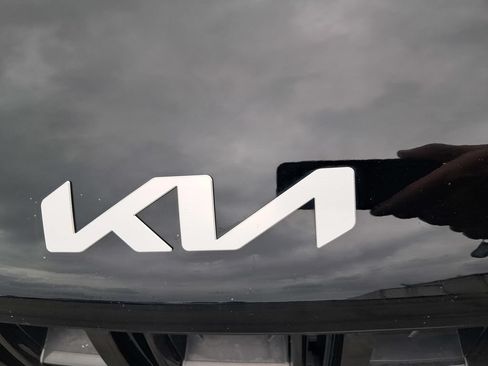 Used 2022 Kia Carnival EX FWD image 11
