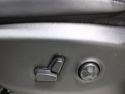 Used 2024 Chrysler Pacifica Touring-L image 36