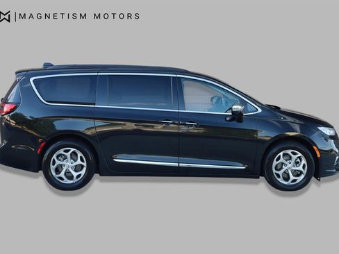 Used 2022 Chrysler Pacifica Limited FWD image 2