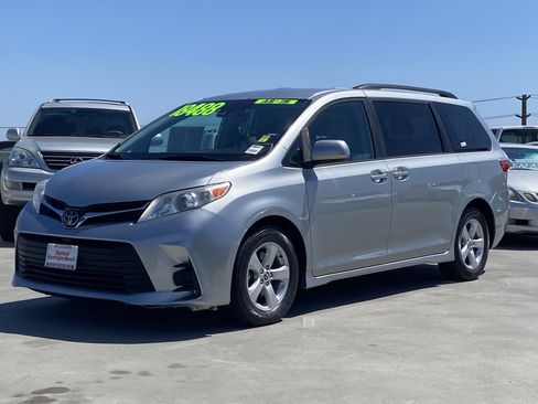Used 2019 Toyota Sienna LE w/ Carpet Mat Package FWD image 6