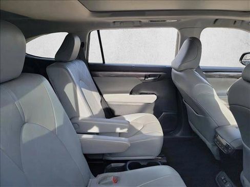 Used 2022 Toyota Highlander Platinum image 12