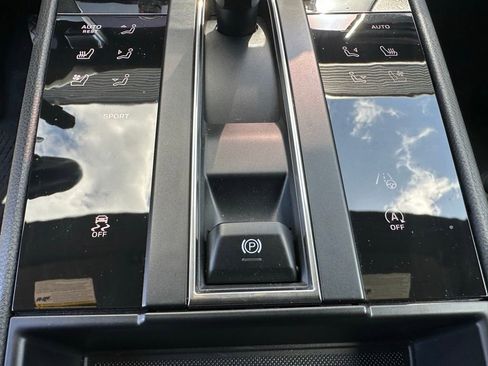 Certified 2023 Porsche Macan AWD/4WD image 32