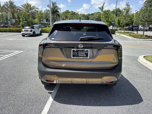 Used 2025 Nissan Kicks SV FWD image 2
