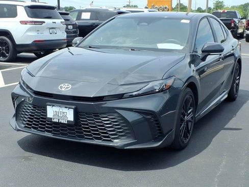 Used 2025 Toyota Camry SE AWD/4WD image 2