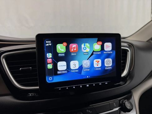 Used 2017 Chrysler Pacifica Touring-L FWD image 17