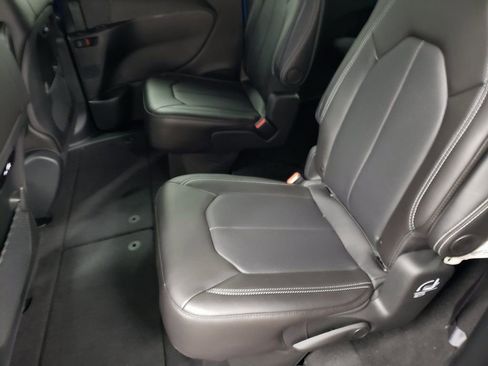 New 2026 Chrysler Pacifica Select image 9