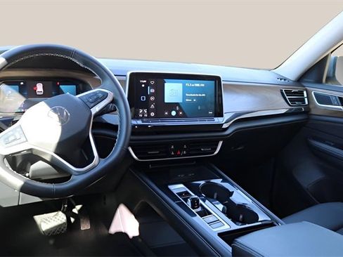 Used 2025 Volkswagen Atlas SE image 14