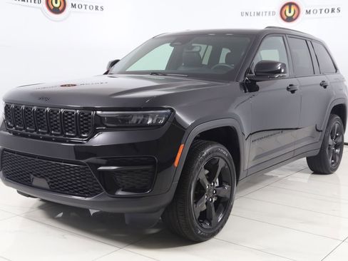 Used 2024 Jeep Grand Cherokee Altitude AWD/4WD image 5