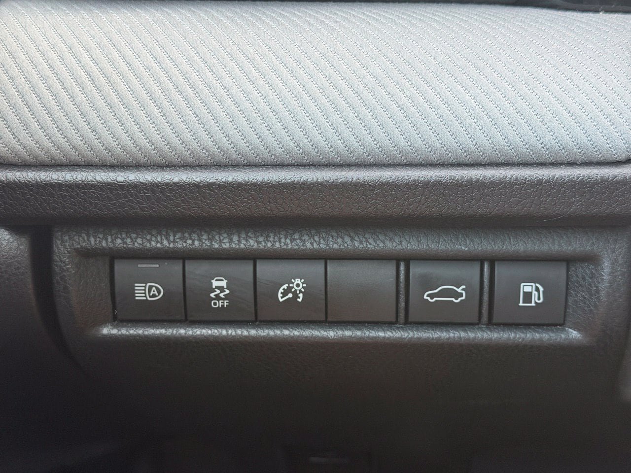 Used 2025 Toyota Camry SE w/ Convenience Package FWD image 19