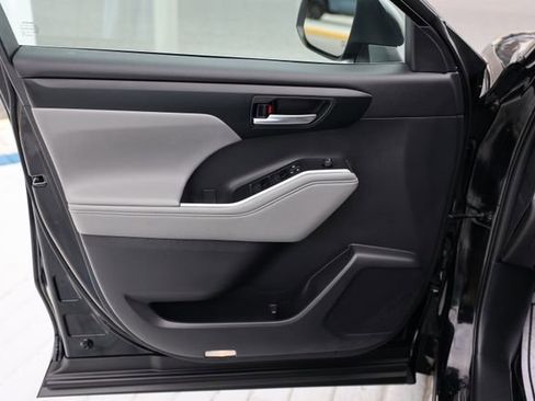 Used 2021 Toyota Highlander XLE image 13