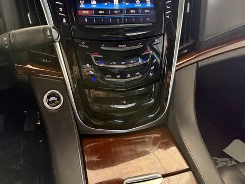 Used 2019 Cadillac Escalade Luxury AWD/4WD image 14